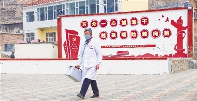 村医裴进红扎根基层守护群众健康。_view_b.jpg