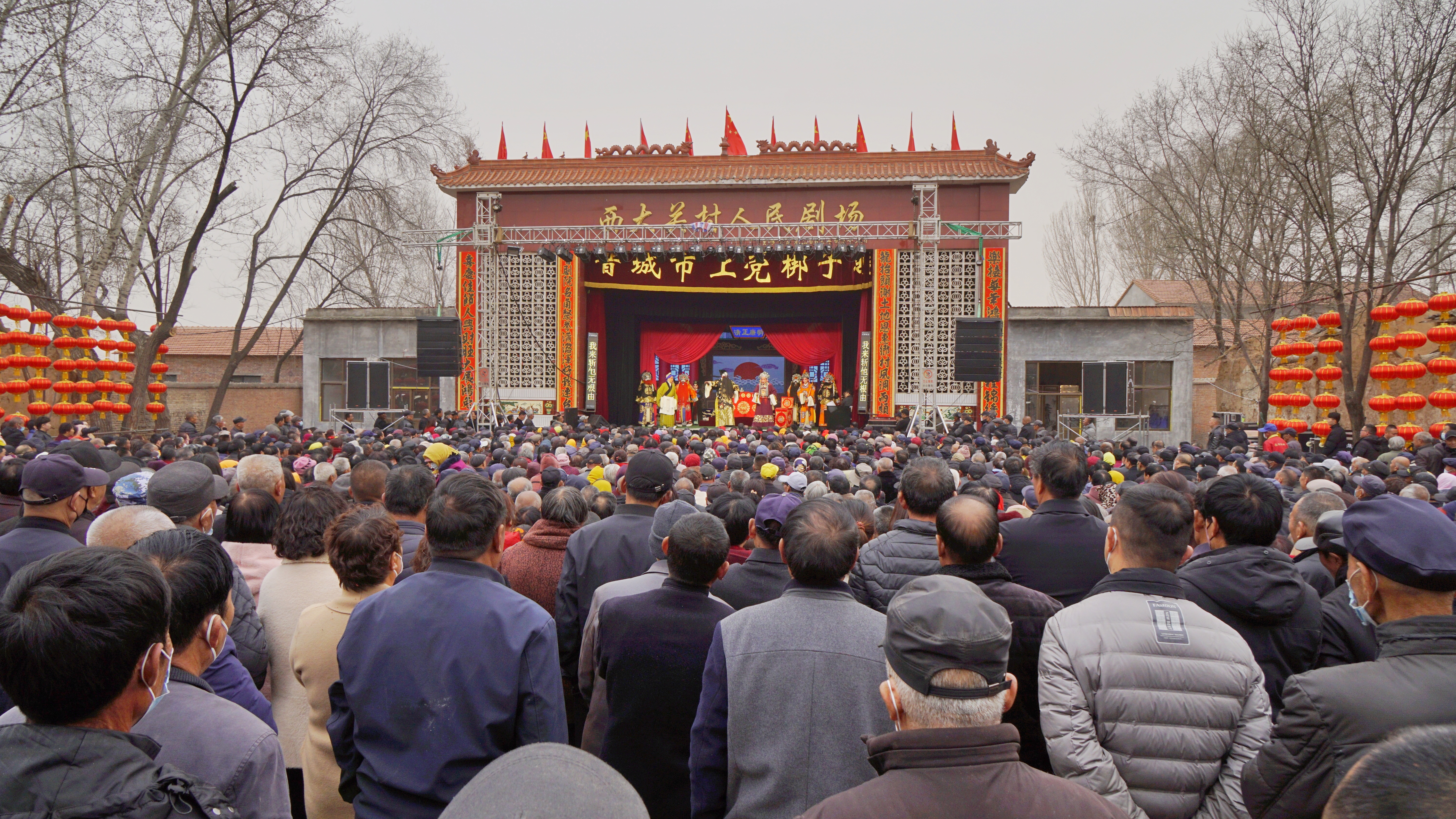 ͼ˵����ح����� ��˫��̧ͷ��ϲ���